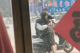 回顾正牌男友赶到现场，女子依旧我行我素，继续和男闺蜜当众搂抱图片