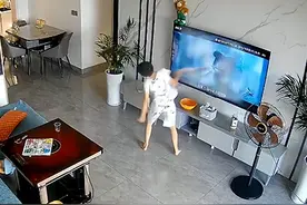 男孩打坏电视机，被父亲要求向电视跪一个小时引网友争议图片