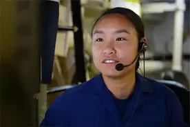 当年在美舰上，用中文警告中国海军的华人女兵，事后称很自豪图片