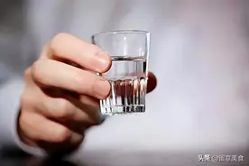 倒酒时，要明白这3个“敲桌子”，现在学习还不迟，免得再闹笑话图片