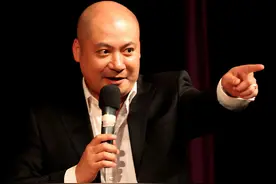 广东名嘴何浩鹏：因舌癌割掉一半舌头，42岁老来得女，妻子长这样图片