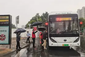 公交“爱心伞”，成为郑州初夏靓丽风景线图片
