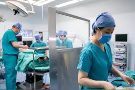 手术室的故事被“戳穿”：医生讲段子“带颜色”，实习生默默听着图片
