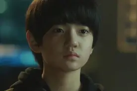 把亲妈反锁阳台暴晒的4岁男孩：不是溺爱，是缺爱图片