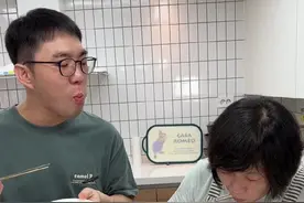 韩国婆婆做了烤肉绝配①拌葱丝#海外生活 #中韩夫妇视频封面