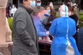 上海一男子自称澳大利亚国籍，不配合核酸检测，处理结果大快人心图片
