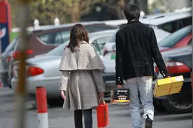 农村出现“走马观花”式拜年，坐十分钟就走，为何人们不愿拜年了图片