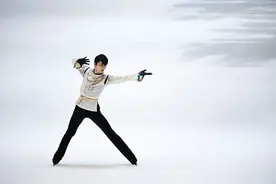 羽生结弦完成退役后首场表演图片