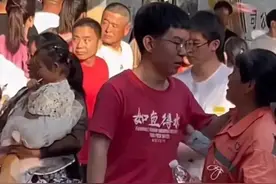 大庭广众之下能接受环卫工母亲，小伙子，你已经金榜题名了。图片