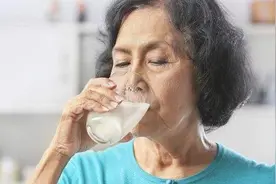 老人喝牛奶和不喝牛奶，差别很明显吗？医生对比，得出5点答案图片