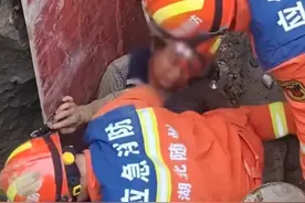湖北随州 一工人不慎深陷3米深坑，消防员全程跪地刨泥救出被困工人图片