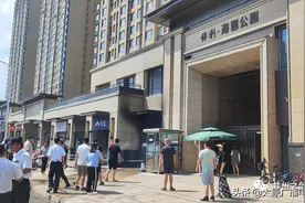 保利海德公园：电动车存放处起火 车辆大多被烧毁图片