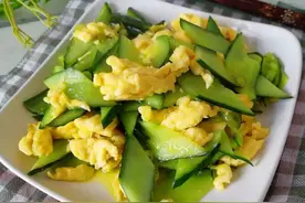 黄瓜炒鸡蛋，掌握2个关键步骤，翠绿鲜嫩，清香入味，还不出水图片