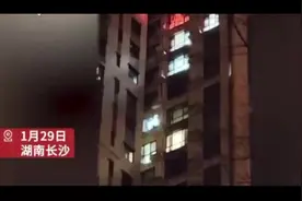 点赞！住户家中着火退役军人冲进火场救援图片