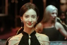 揭秘！凭借着“发牌”火爆的她，娱乐圈海后斩男无数图片