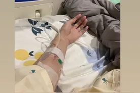陈乔恩生病住院直呼痛，男友艾伦悉心照顾多日，调侃称像在露营图片
