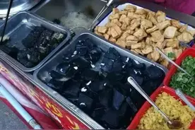染成黑色的臭豆腐，你还敢吃吗！利欲熏心！图片