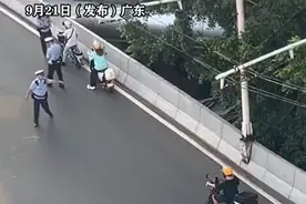 高架桥上遇交警查电瓶车 骑车小哥扭头就跑图片
