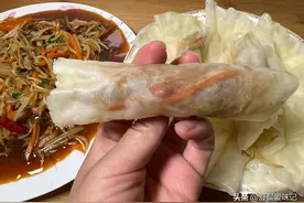 豆芽炒肉丝，豆芽爽口，肉丝滑嫩，饺子皮做成薄饼卷着菜吃很过瘾图片
