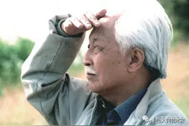 他是中国美术大家，曾因漫画被捕入狱，后设计开国大典、中国国徽，设计了《哪吒闹海》的人物形象图片