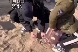河北一男孩将鞭炮扔铁桶并坐上面，网友：屁股炸开花就不笑了图片