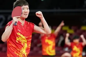 王曼昱可以有多帅气？与穿裙子的钱天一合照，给人郎才女貌的错觉图片