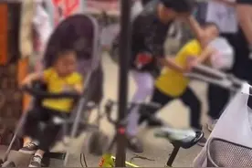 女子强行调换榴莲孩子哭喊劝阻，拍摄者：她嫌肉太少，要商家调换被拒，孩子很懂事，但她的做法不妥图片