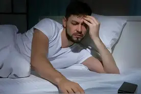 “晚上起夜”与“不起夜”的人，哪个比较健康？医生说出实话图片