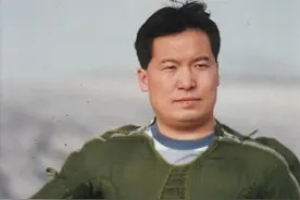他两次从坠机上跳伞两次重返蓝天，成我国首批三名国际试飞员之一图片
