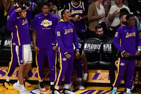 35-9！湖人平NBA77年神迹，三巨头24分爆发，狄龙遭打脸神情绝望图片