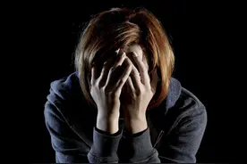 保定男子携妻四处求医不离不弃：“哪怕只有一线希望，都不放弃”图片