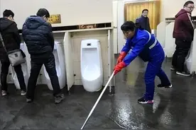 女人乱进男厕所要不要负责？曝男子进男厕发现3名女子，反被指责图片