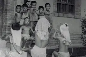 八十年代老照片：没卫生纸，用什么擦屁股？图片