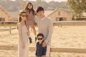 周杰伦晒全家福，瘦了不少颜值回春，儿子像爸女儿长腿瞩目似昆凌图片