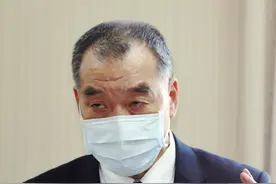 台当局发布“战时动员令”！055舰当着美军的面演练“封锁海峡”图片