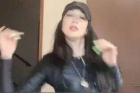 钟丽缇上传热舞片段，昂首挺胸舞动身材，身穿紧身衣被吐槽像肉粽图片