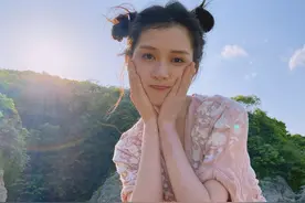陈思诚陪小女友法国度假，女方穿露脐装嘟嘴索吻，丫丫复婚无望图片