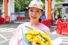 主持人仇晓高考现场接儿子，嫁富商54岁仍貌美，17岁爱子高大腼腆图片