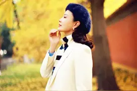《秋日物语，你也是风景》：刘芳菲的秋日穿搭，巧用白西装凹造型图片