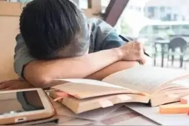 趴着午睡坏了一只手图片