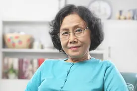 70岁大妈晚年请男保姆养老，每月六千有3个要求，儿子：恐怕难找图片