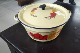 七八十年代，家家都使用的搪瓷餐具，为何现在很少人用了？图片