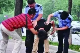 当你的家门口出现这些神秘符号时，可要警惕当心了，赶紧擦掉哦图片