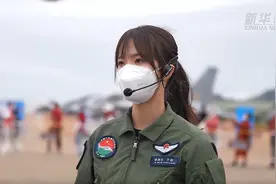 美又飒！开战机的小姐姐亮相中国航展图片