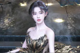 穿着金黑羽毛礼服 鞠婧祎：来苏州上班了！喜欢苏州图片