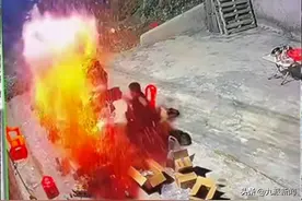 广东一男子在水泥地上烧烤地面突然爆炸：人没事，就是鸡翅飞了图片