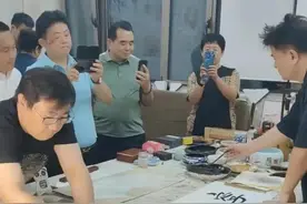 毕福剑近况曝光：家中挤满粉丝，求购他的书法，合法性被强烈质疑图片