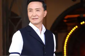 演员吴刚：娶初恋岳秀清，结婚31年生一明星儿子图片