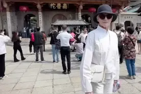 马斯克74岁妈妈来中国玩嗨了！穿中国风把人美到，太嫩哪像老太太图片