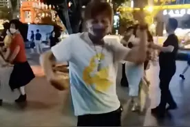 香港老戏骨定居四川，穿19元T恤跳广场舞无人识，太兴奋险被车撞图片